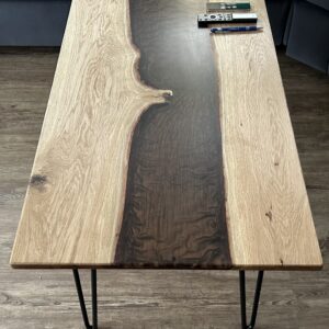 Couchtisch aus Massivholz und Epoxidharz