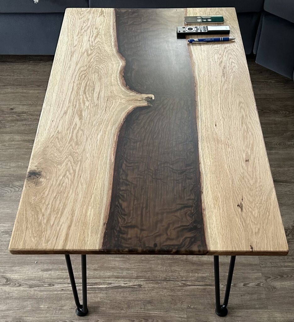 Couchtisch aus Massivholz und Epoxidharz