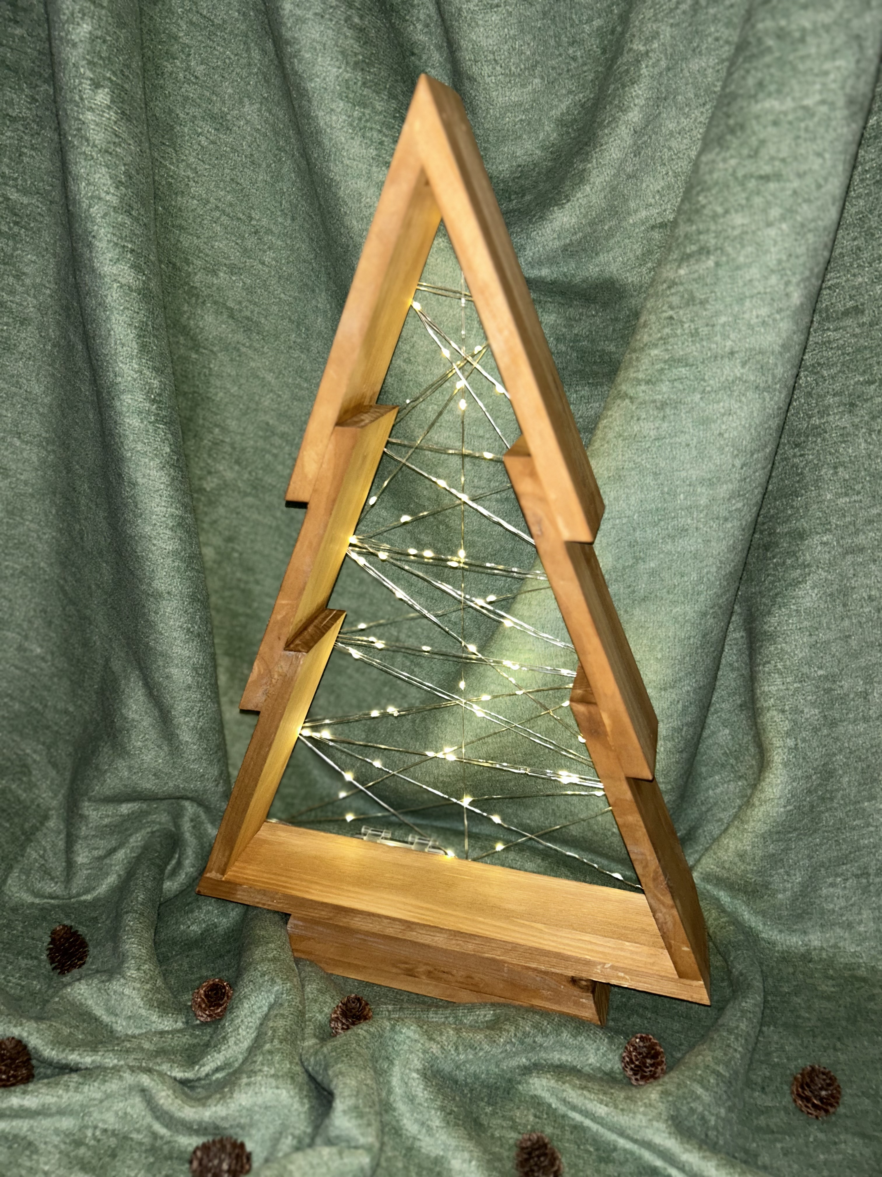 Handgefertigter Holz-Deko-Baum mit LED-Licht – Minimalistische Weihnachtsdeko