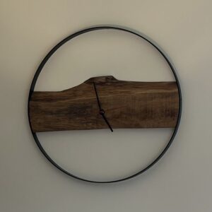 Wanduhr aus Massivholz mit Metallfassung versch. Ausführungen